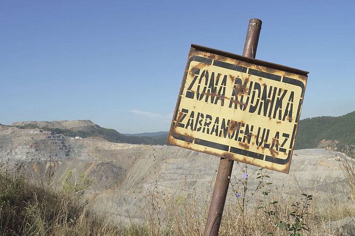 Blick in einen offenen Tagebau auf dem Gebiet des ehemaligen Jugoslawiens. (Foto: Netzwerk Zbor)